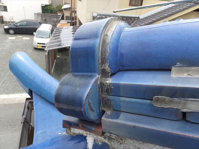 シーリング材で固定された鬼瓦